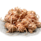 Nahaufnahme natürlicher Anzündbällchen aus Holzfasern zum schnellen Entzünden von Kamin, Ofen und Feuerstelle
