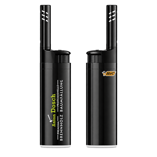 Vorder- und Rückseite eines schwarzen BIC EZ Reach Stabfeuerzeugs mit grün-weißem Dosch-Aufdruck auf weißem Hintergrund.