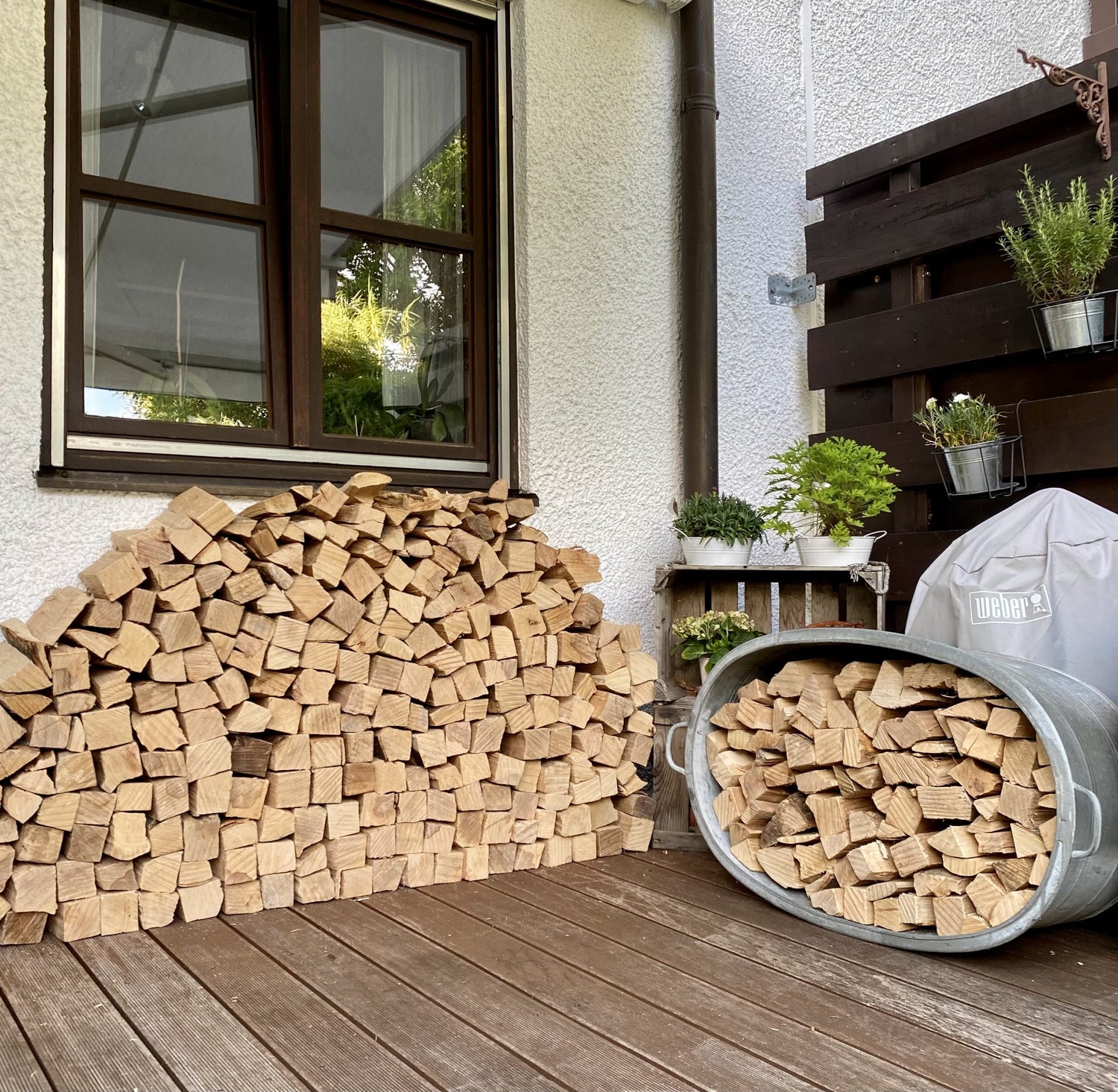 Ofenfertiges Brennholz Gilching sauber gestapelt trockenes Kaminholz