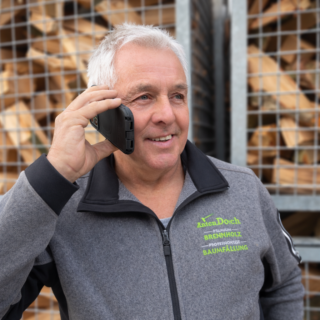 Seniorchef Anton Dosch von Dosch Brennholz bei der telefonischen Terminvereinbarung für Brennholz in München