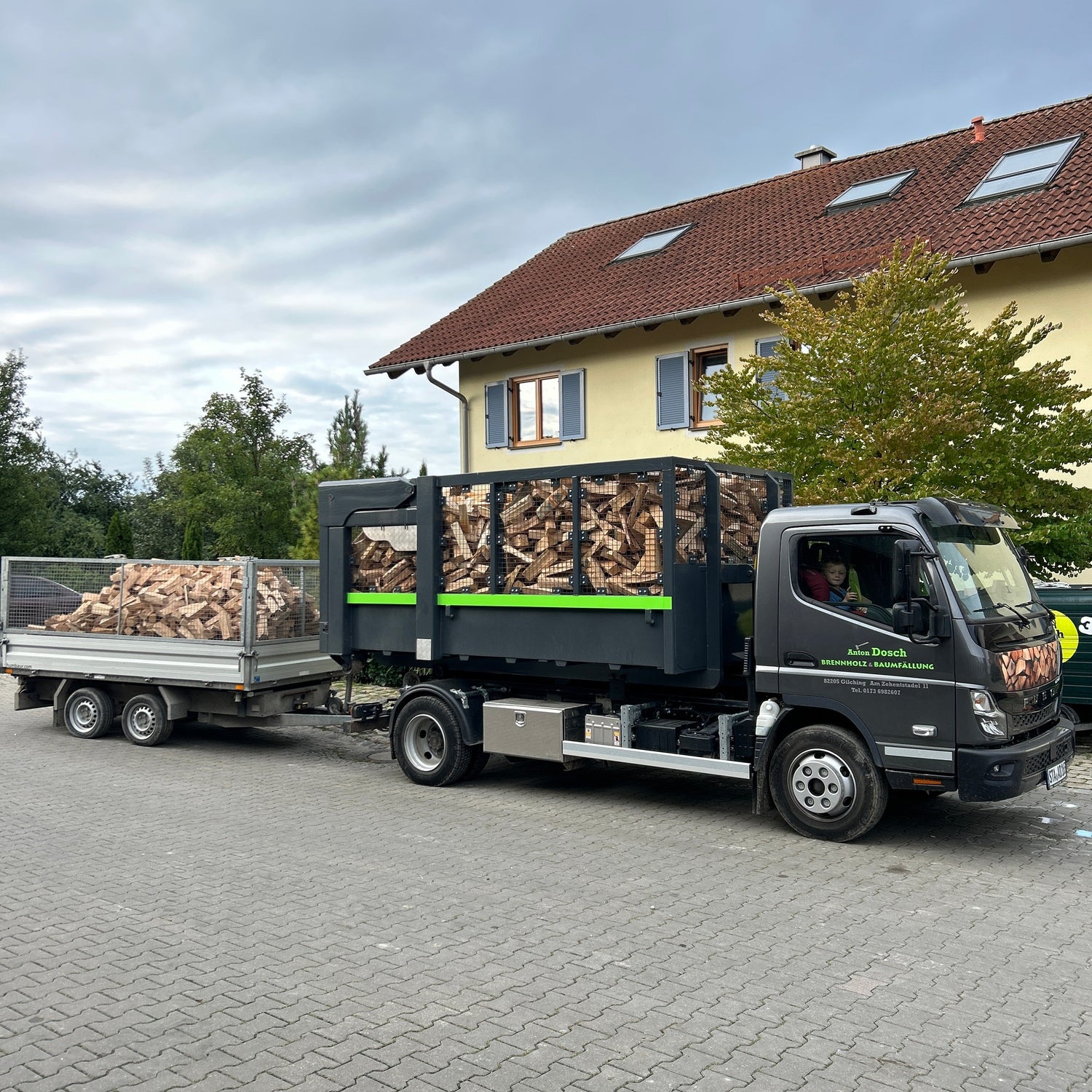 Fuso LKW mit Anhänger voller Brennholz, Lieferung direkt nach Germering